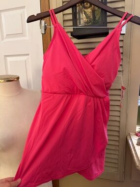 Lands’ End V-Neck Surplice Swimming Suit nice coral 🪸 color.